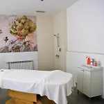 Stylish One Bedroomed 112 In Main Flora Building