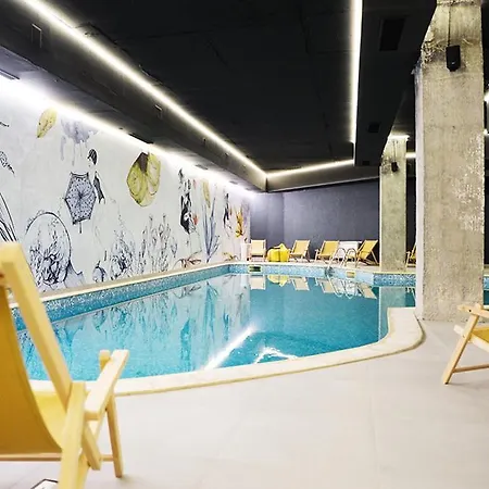 Stylish One Bedroomed 112 In Main Flora Building Апартаменты