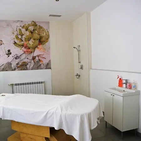 Stylish One Bedroomed 112 In Main Flora Building