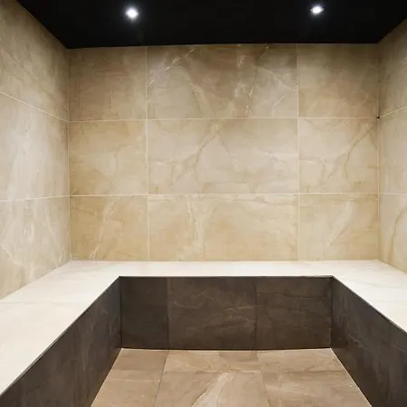 Апартаменты Stylish One Bedroomed 112 In Main Flora Building