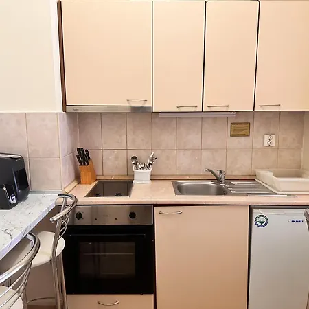Stylish One Bedroomed 112 In Main Flora Building Апартаменты