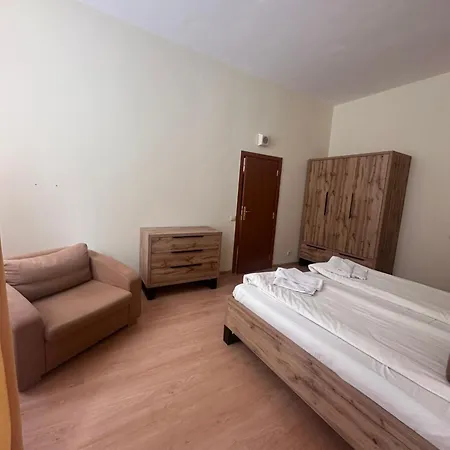 Stylish One Bedroomed 112 In Main Flora Building