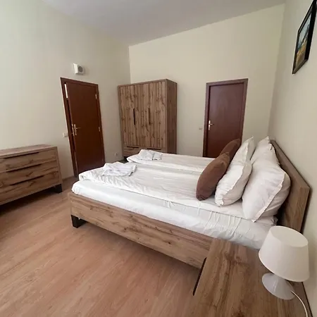 Stylish One Bedroomed 112 In Main Flora Building *