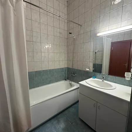 Stylish One Bedroomed 112 In Main Flora Building Апартаменты